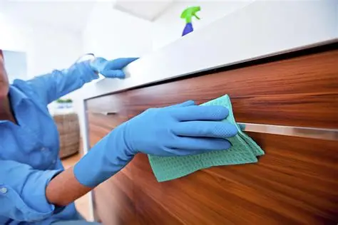 تمییز کردن میز تلویزیون چوبی با شوینده ملایم و دستمال نرم